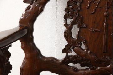 中古　美品　高級唐木家具　カリン材　細やかな彫りの意匠が魅力的なアームチェア(板座チェア、椅子、花梨材)(定価約42万円)(R-051609)