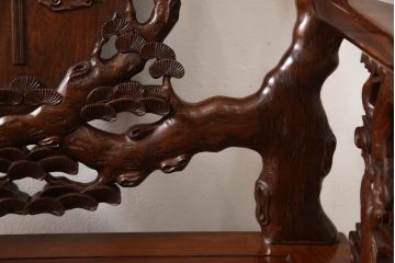 中古　美品　高級唐木家具　カリン材　細やかな彫りの意匠が魅力的なアームチェア(板座チェア、椅子、花梨材)(定価約42万円)(R-051609)