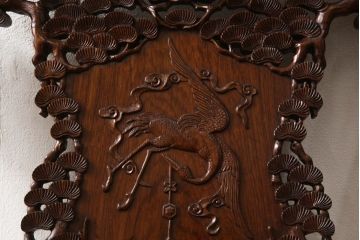 中古　美品　高級唐木家具　カリン材　細やかな彫りの意匠が魅力的なアームチェア(板座チェア、椅子、花梨材)(定価約42万円)(R-051609)