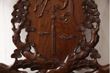 中古　美品　高級唐木家具　カリン材　細やかな彫りの意匠が魅力的なアームチェア(板座チェア、椅子、花梨材)(定価約42万円)(R-051609)
