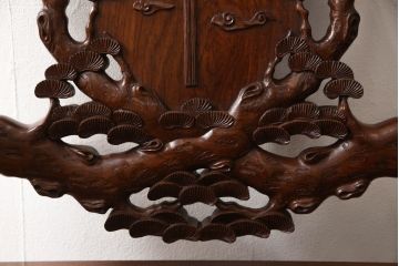 中古　美品　高級唐木家具　カリン材　細やかな彫りの意匠が魅力的なアームチェア(板座チェア、椅子、花梨材)(定価約42万円)(R-051609)