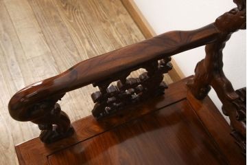 中古　美品　高級唐木家具　カリン材　細やかな彫りの意匠が魅力的なアームチェア(板座チェア、椅子、花梨材)(定価約42万円)(R-051609)