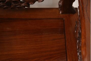 中古　美品　高級唐木家具　カリン材　細やかな彫りの意匠が魅力的なアームチェア(板座チェア、椅子、花梨材)(定価約42万円)(R-051609)
