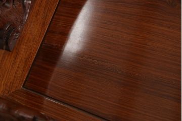 中古　美品　高級唐木家具　カリン材　細やかな彫りの意匠が魅力的なアームチェア(板座チェア、椅子、花梨材)(定価約42万円)(R-051609)