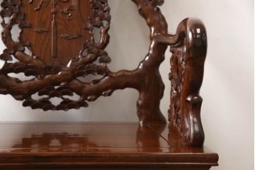 中古　美品　高級唐木家具　カリン材　細やかな彫りの意匠が魅力的なアームチェア(板座チェア、椅子、花梨材)(定価約42万円)(R-051609)