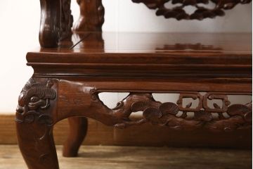 中古　美品　高級唐木家具　カリン材　細やかな彫りの意匠が魅力的なアームチェア(板座チェア、椅子、花梨材)(定価約42万円)(R-051609)