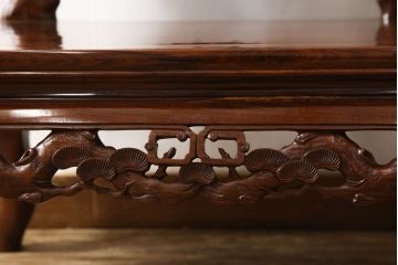 中古　美品　高級唐木家具　カリン材　細やかな彫りの意匠が魅力的なアームチェア(板座チェア、椅子、花梨材)(定価約42万円)(R-051609)