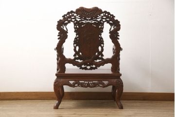 中古　美品　高級唐木家具　カリン材　細やかな彫りの意匠が魅力的なアームチェア(板座チェア、椅子、花梨材)(定価約42万円)(R-051609)