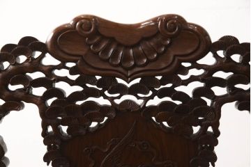 中古　美品　高級唐木家具　カリン材　細やかな彫りの意匠が魅力的なアームチェア(板座チェア、椅子、花梨材)(定価約42万円)(R-051609)