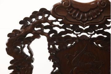 中古　美品　高級唐木家具　カリン材　細やかな彫りの意匠が魅力的なアームチェア(板座チェア、椅子、花梨材)(定価約42万円)(R-051609)
