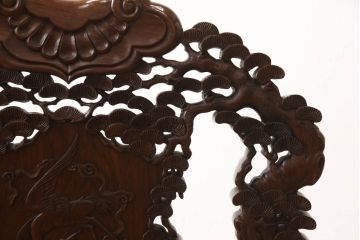 中古　美品　高級唐木家具　カリン材　細やかな彫りの意匠が魅力的なアームチェア(板座チェア、椅子、花梨材)(定価約42万円)(R-051609)