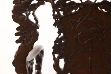 中古　美品　高級唐木家具　カリン材　細やかな彫りの意匠が魅力的なアームチェア(板座チェア、椅子、花梨材)(定価約42万円)(R-051609)