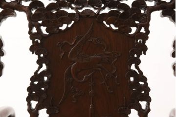 中古　美品　高級唐木家具　カリン材　細やかな彫りの意匠が魅力的なアームチェア(板座チェア、椅子、花梨材)(定価約42万円)(R-051609)