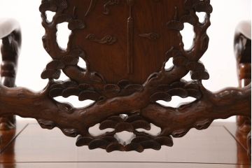 中古　美品　高級唐木家具　カリン材　細やかな彫りの意匠が魅力的なアームチェア(板座チェア、椅子、花梨材)(定価約42万円)(R-051609)