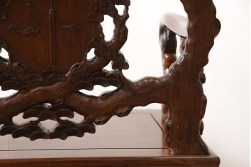 中古　美品　高級唐木家具　カリン材　細やかな彫りの意匠が魅力的なアームチェア(板座チェア、椅子、花梨材)(定価約42万円)(R-051609)
