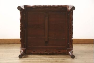 中古　美品　高級唐木家具　カリン材　細やかな彫りの意匠が魅力的なアームチェア(板座チェア、椅子、花梨材)(定価約42万円)(R-051609)