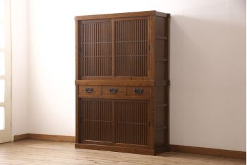 中古　美品　国産家具　栗材　整然と並ぶ桟が上品な雰囲気を醸し出す二段重ね水屋箪笥(食器棚、戸棚、収納棚、キャビネット)(定価約65万円)(R-051619)