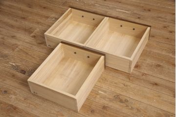 中古　美品　国産家具　栗材　整然と並ぶ桟が上品な雰囲気を醸し出す二段重ね水屋箪笥(食器棚、戸棚、収納棚、キャビネット)(定価約65万円)(R-051619)