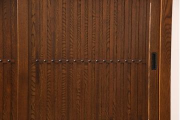 中古　美品　国産家具　栗材　整然と並ぶ桟が上品な雰囲気を醸し出す二段重ね水屋箪笥(食器棚、戸棚、収納棚、キャビネット)(定価約65万円)(R-051619)