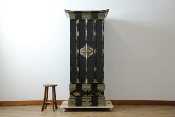 中古　未使用　展示品　70代　金仏壇「大空」　梨地塗り　落ち着きのある明るい佇まいが魅力の長岡仏壇　定価約120万円　(R-051622)