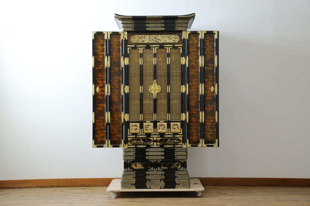 中古　未使用　展示品　70代　金仏壇「大空」　梨地塗り　落ち着きのある明るい佇まいが魅力の長岡仏壇　定価約120万円　(R-051622)