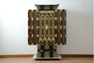 中古　未使用　展示品　70代　金仏壇「大空」　梨地塗り　落ち着きのある明るい佇まいが魅力の長岡仏壇　定価約120万円　(R-051622)