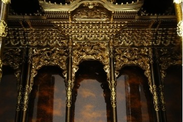 中古　未使用　展示品　70代　金仏壇「大空」　梨地塗り　落ち着きのある明るい佇まいが魅力の長岡仏壇　定価約120万円　(R-051622)