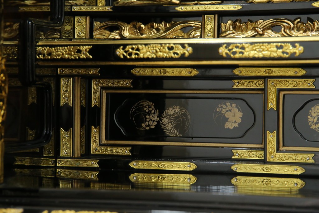 中古　未使用　展示品　70代　金仏壇「大空」　梨地塗り　落ち着きのある明るい佇まいが魅力の長岡仏壇　定価約120万円　(R-051622)