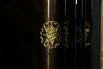 中古　未使用　展示品　70代　金仏壇「大空」　梨地塗り　落ち着きのある明るい佇まいが魅力の長岡仏壇　定価約120万円　(R-051622)