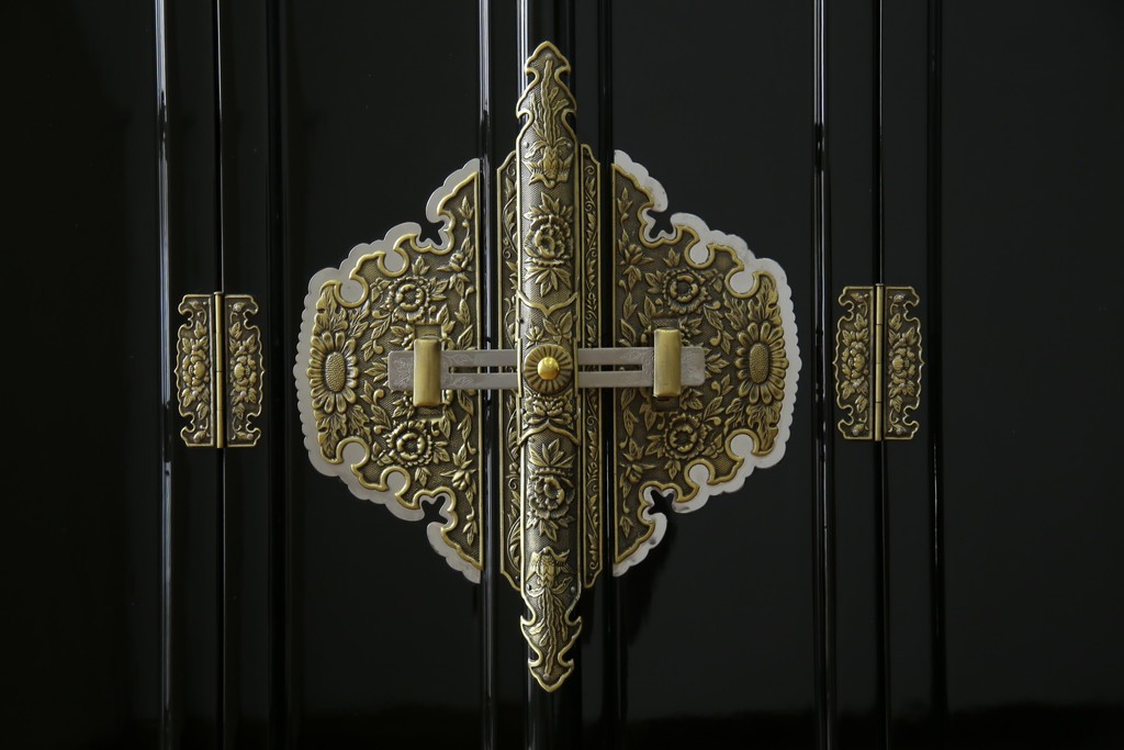 中古　未使用　展示品　70代　金仏壇「大空」　梨地塗り　落ち着きのある明るい佇まいが魅力の長岡仏壇　定価約120万円　(R-051622)