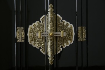 中古　未使用　展示品　70代　金仏壇「大空」　梨地塗り　落ち着きのある明るい佇まいが魅力の長岡仏壇　定価約120万円　(R-051622)