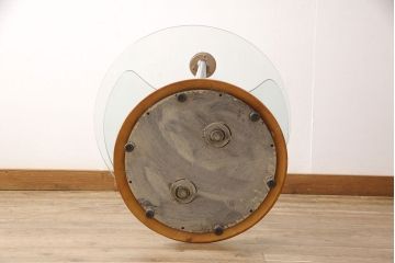 中古　IDC大塚家具取り扱い　ドイツ高級家具　Ronald Schmitt (ロナルドシュミット)　スタイリッシュな佇まいの可動式ガラステーブル(センターテーブル、リビングテーブル、カフェテーブル、コーヒーテーブル)(定価約30万円)(R-051623)