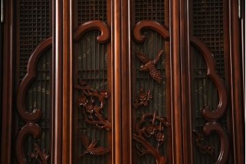 新古品　未使用展示品　国産　総シタン(紫檀)　赤みのある色合いと細部まで凝ったつくりが美しい仏壇(定価約100万円)(R-051624)