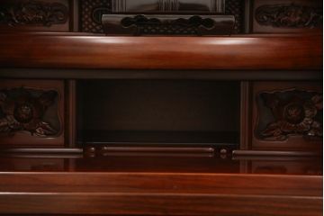 新古品　未使用展示品　国産　総シタン(紫檀)　赤みのある色合いと細部まで凝ったつくりが美しい仏壇(定価約100万円)(R-051624)