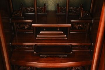 新古品　未使用展示品　国産　総シタン(紫檀)　赤みのある色合いと細部まで凝ったつくりが美しい仏壇(定価約100万円)(R-051624)