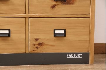 中古　美品　パイン材　karf(カーフ)　"FACTORY”　Tool　インダストリアルデザインでかっこいい空間づくりに活躍するチェスト(M)(引き出し、サイドチェスト、収納棚)(定価約17万円)(R-051626)