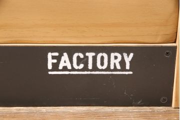 中古　美品　パイン材　karf(カーフ)　"FACTORY”　Tool　インダストリアルデザインでかっこいい空間づくりに活躍するチェスト(M)(引き出し、サイドチェスト、収納棚)(定価約17万円)(R-051626)