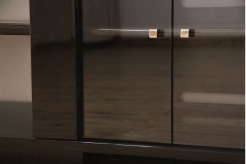 中古　美品　IDC大塚家具　バーズアイ　スプレンダーシリーズ　スタイリッシュなデザインで大人の空間を演出するテレビボード(テレビ台、ローボード、リビングボード、収納棚)(定価約43万円)(R-051632)