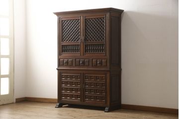 ヨーロッパヴィンテージ　スペイン家具　マホガニー材　高級品!扉のデザインが異彩を放つ、凝った作りのキャビネット(食器棚、収納棚、ビンテージ)(R-051636)