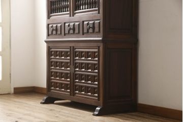ヨーロッパヴィンテージ　スペイン家具　マホガニー材　高級品!扉のデザインが異彩を放つ、凝った作りのキャビネット(食器棚、収納棚、ビンテージ)(R-051636)