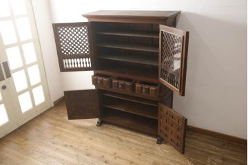 ヨーロッパヴィンテージ　スペイン家具　マホガニー材　高級品!扉のデザインが異彩を放つ、凝った作りのキャビネット(食器棚、収納棚、ビンテージ)(R-051636)