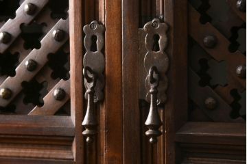 ヨーロッパヴィンテージ　スペイン家具　マホガニー材　高級品!扉のデザインが異彩を放つ、凝った作りのキャビネット(食器棚、収納棚、ビンテージ)(R-051636)
