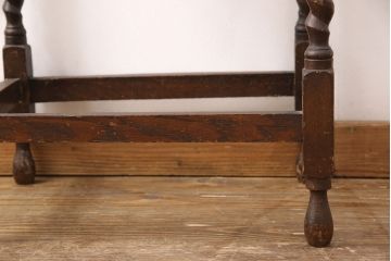イギリスアンティーク　オーク材　ツイストレッグと天板の縁のデザインがお洒落なサイドテーブル(飾り台)(R-051643)
