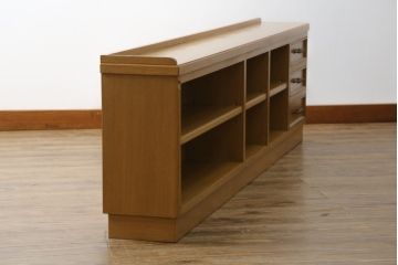 和製ヴィンテージ　神戸洋家具　ナラ材　CDや本の整理に活躍する横長の飾り棚(ローボード、本棚、CDラック、ビンテージ)(R-051646)