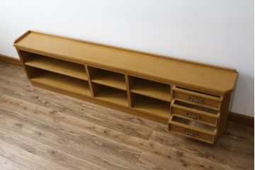 和製ヴィンテージ　神戸洋家具　ナラ材　CDや本の整理に活躍する横長の飾り棚(ローボード、本棚、CDラック、ビンテージ)(R-051646)