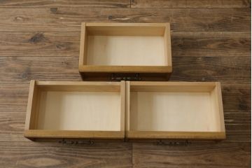 和製ヴィンテージ　神戸洋家具　ナラ材　CDや本の整理に活躍する横長の飾り棚(ローボード、本棚、CDラック、ビンテージ)(R-051646)