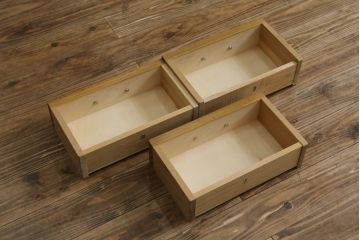和製ヴィンテージ　神戸洋家具　ナラ材　CDや本の整理に活躍する横長の飾り棚(ローボード、本棚、CDラック、ビンテージ)(R-051646)