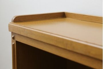 和製ヴィンテージ　神戸洋家具　ナラ材　CDや本の整理に活躍する横長の飾り棚(ローボード、本棚、CDラック、ビンテージ)(R-051646)