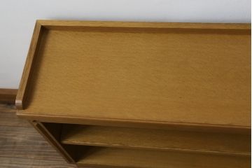 和製ヴィンテージ　神戸洋家具　ナラ材　CDや本の整理に活躍する横長の飾り棚(ローボード、本棚、CDラック、ビンテージ)(R-051646)