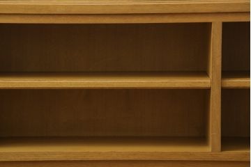 和製ヴィンテージ　神戸洋家具　ナラ材　CDや本の整理に活躍する横長の飾り棚(ローボード、本棚、CDラック、ビンテージ)(R-051646)